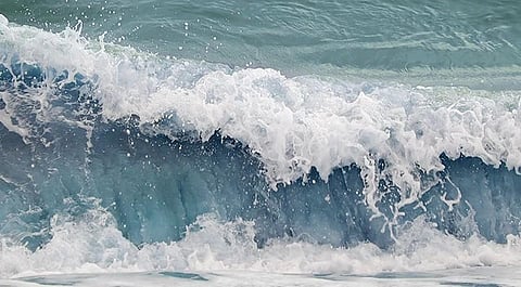 கடலூர் மற்றும் ராமேஸ்வர பகுதிகளில் கடல் சீற்றம் - மீனவர்கள் பாதிப்பு