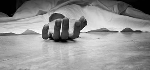 குளியல் அறையில் மாணவர் கழுத்தை அறுத்துக் கொலை - விசாரணை தீவிரம்