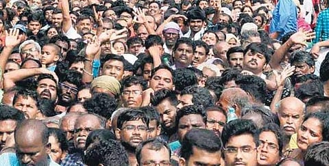 அத்திவரதர் விஐபி தரிசன வழியில் மின்கசிவு - பக்தர்கள் பதட்டம்