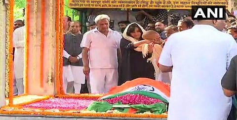 முன்னாள் மத்திய அமைச்சர் சுஷ்மா ஸ்வராஜ் உடல் தகனம்