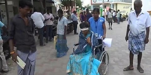 காதல் விவகாரம்: கர்ப்பிணி மகளை அரிவாளால் வெட்டி கொல்ல முயன்ற தந்தை