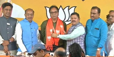 ஆம் ஆத்மி கட்சி எம்எல்ஏக்கள் இரண்டு பேர் தகுதி நீக்கம்