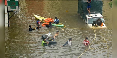 வெள்ளத்தில் சிக்கியவர்களை மீட்கச் சென்ற படகு கவிழ்ந்து, 9 பேர் உயிரிழப்பு