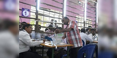 வேலூர் வாக்கு எண்ணிக்கை: அதிமுக முன்னிலை!