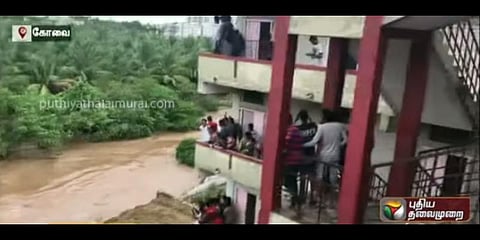 வால்பாறையில் வெள்ளத்தால் தத்தளிக்கும் வீடுகள்: மக்கள் கடும் அவதி