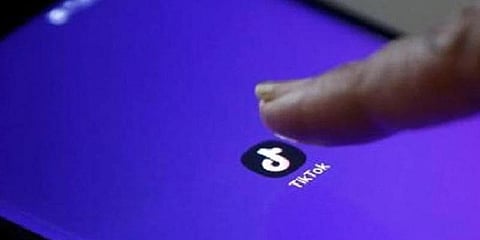 ‘டிக்டாக்’ வீடியோவிற்காக கரைபுரண்டோடும் வெள்ள நீரில் குதித்த நபர்!