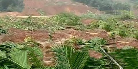 ஒரு கிமீ பரப்பளவில் நிலச்சரிவு: 50 பேர் சிக்கியதாக தகவல் : கேரளாவில் தொடரும் சோகம்