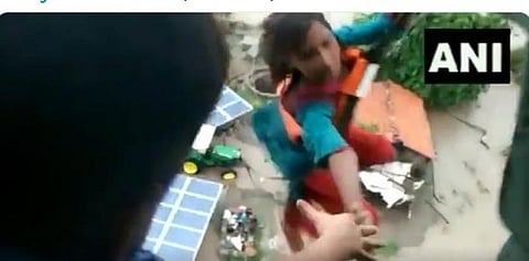 வெள்ளத்தில் சிக்கிய சிறுமியை மீட்கும் விமானப்படை: வீடியோ!