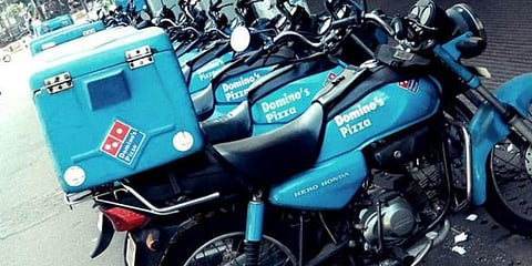 பிஸா டெலிவரி பைக்கை திருடிச் சென்ற நபர் : சிசிடிவி மூலம் வலைவீச்சு