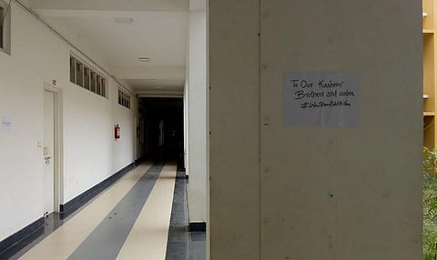 காஷ்மீர் விவகாரத்திற்கு எதிராக துண்டுப் பிரசுரங்கள் ஒட்டிய மாணவர்கள்