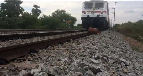 ரயில் பாதையில் சிலிண்டர் வைத்து வீடியோ எடுத்தவர் கைது - யு டியூப் மோகம்