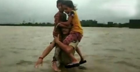 ’இவங்களுக்கு நல்ல சம்பளம் கொடுங்க’ : குழந்தைகளை மீட்ட காவலருக்கு குவியும் பாராட்டுகள்!