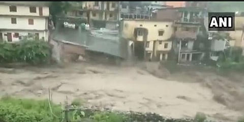 மழை வெள்ளத்தில் சரிந்து விழும் வீடு: வைரலாகும் அதிர்ச்சி வீடியோ