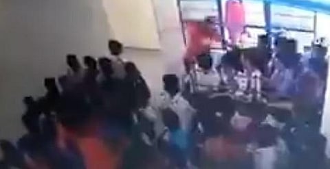 கல்லூரி மாணவரை கடுமையாக தாக்கும் பேராசிரியர்..! (வீடியோ)