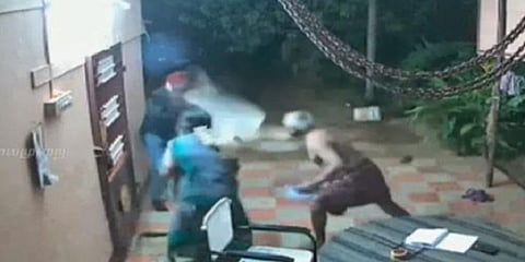 கொள்ளையர்களை அலறவிட்ட வயதான தம்பதி - வீடு தேடி வந்து பாராட்டிய காவல் கண்காணிப்பாளர்