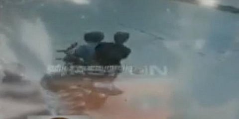 திருட்டு பைக்கில் சென்று செல்போன் பறித்த காதல் ஜோடி கைது