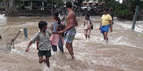 காவிரி ஆற்றில் வெள்ளத்தை கடந்து செல்லும் பள்ளி மாணவர்கள்