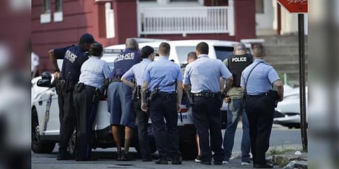 அமெரிக்காவில் போலீஸ் அதிகாரிகள் மீது சரமாரி துப்பாக்கிச்சூடு!