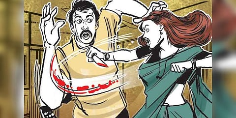 கணவனை கட்டிவைத்து கொதிக்கும் எண்ணெய்யை ஊற்றிய மனைவி, நண்பருடன் கைது!