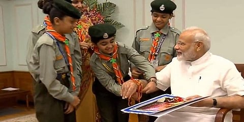 மோடியின் கைகளில் ராக்கி கயிறு கட்டிய குழந்தைகள்