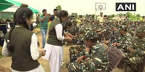 ராணுவ வீரர்களுக்கு ராக்கி கயிறு கட்டிய மாணவிகள்