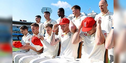 சிவப்பு ‘ஜெர்ஸி நம்பர், தொப்பி’-யுடன் ஆடும் ஆஸி,.-இங். - பின்னணியில் சோகக் கதை..!