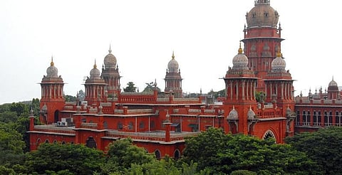 ‘தமிழ்த்தாய் வாழ்த்து பாடுவதில்லை.. வழக்கறிஞர் பணி தொழில் அல்ல’ - நீதிபதிகள் வேதனை