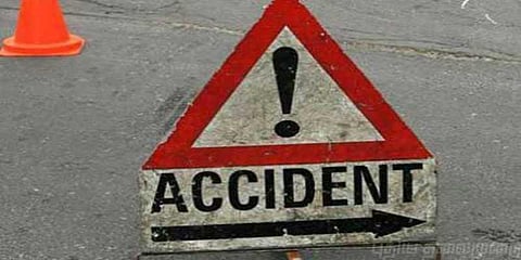 பைக் மீது மோதிய லாரி - தந்தை, மகன் பரிதாபமாக உயிரிழப்பு