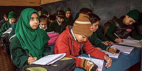 காஷ்மீரில் பள்ளி, கல்லூரிகள் 19 ஆம் தேதி திறப்பு?