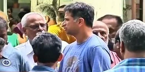 விபி சந்திரசேகர் உடலுக்கு ராகுல் டிராவிட் அஞ்சலி