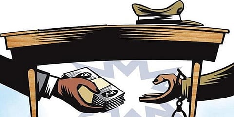 முதல் நாள் விருது, மறுநாள் லஞ்சம்: பிடிபட்டார் போலீஸ்காரர்!