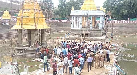 நள்ளிரவில் அனந்தசரஸ் குளத்தில் வைக்கப்பட்டது அத்திவரதர் சிலை..!