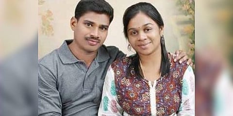 ஒடிசாவில் தமிழக பேராசிரியர் மனைவியுடன் தற்கொலை: கடிதம் சிக்கியது