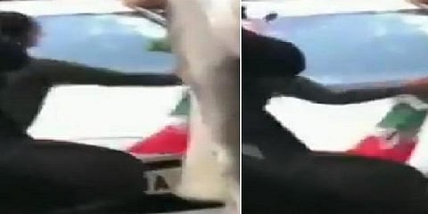 இந்திய தேசியக் கொடியை காத்த பெண் பத்திரிகையாளர் - குவியும் பாராட்டு