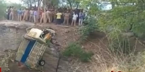 கிணற்றுக்குள் விழுந்து சரக்கு வாகனம் விபத்து : 8 பேர் உயிரிழப்பு