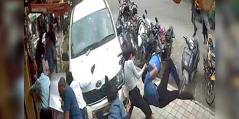 போதையில் டிரைவர் ஓட்டிய கார் மோதி 7 பேர் படுகாயம்: அதிர்ச்சி வீடியோ