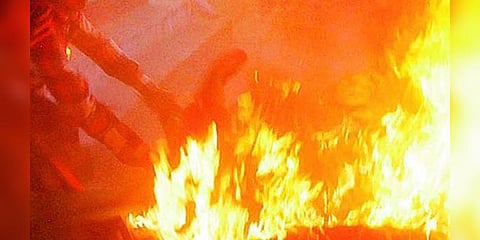 ’அம்மாவை அப்பா அடிச்சார், அத்தை கெரசின் ஊத்தினாங்க, பாட்டி தீ வச்சாங்க’- சிறுமியின் பகீர் வாக்குமூலம்!