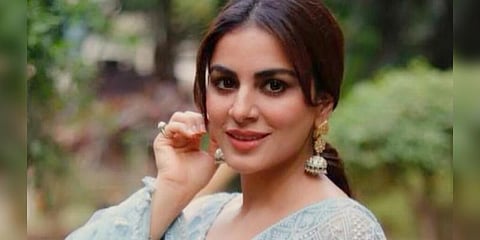 நடன நிகழ்ச்சியில் தடுமாறி விழுந்த நடிகை படுகாயம்!