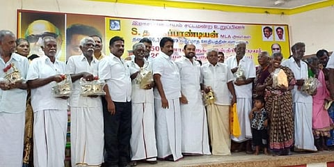 சம்பள பணத்தை சலவை தொழிலாளிகளுக்கு தானமாக வழங்கிய எம்எல்ஏ