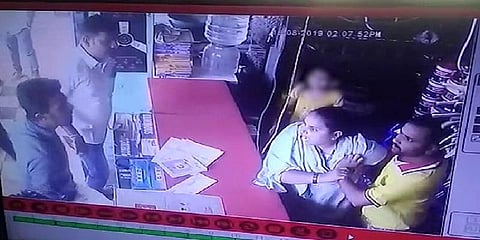 கிருஷ்ண ஜெயந்திக்கு பணம் கேட்டு வியாபாரியை தாக்கிய வி.ஹெச்.பி அமைப்பினர் - வீடியோ