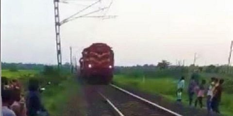 நடுவழியில் ரயில் பெட்டியை விட்டு தனியே பிரிந்து சென்ற இன்ஜின்