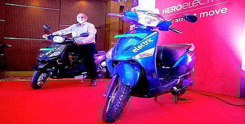 'ஒருமுறை சார்ஜ் செய்தால் 110 கி.மீ வரை பயணிக்கலாம்' - புதிய மின் ஸ்கூட்டர்கள் அறிமுகம்