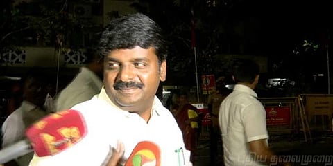 சிறந்த பாடகி நீங்கள் தான் - மூதாட்டியை வாழ்த்தி பரிசளித்த அமைச்சர்