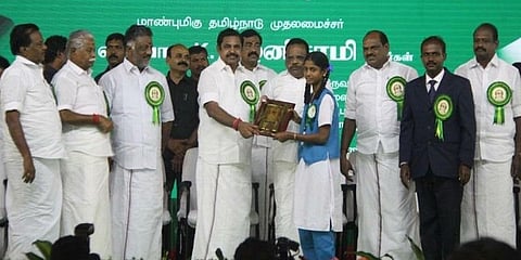 நீர்நிலைகளை சொந்த முயற்சியில் தூர்வாரும் இளைஞர்கள் : பரிசுத்தொகையை பரிசளித்த பத்தாம் வகுப்பு மாணவி