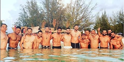 ‘ஜாலி பீச்சில் கோலி குளியல்’ - உற்சாகத்தில் இந்திய வீரர்கள்