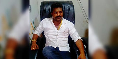 திமுக பிரமுகர் வெட்டி கொலை - 10 பேர் கொண்ட கும்பல் வழிமறித்து வெறிச்செயல்