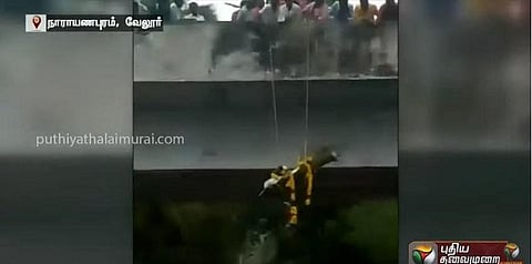 சுடுகாடுக்கு செல்ல மறுப்பு : பாலத்திலிருந்து பிணத்துடன் பாடை இறக்கப்பட்ட சம்பவம் குறித்து அதிகாரிகள் ஆய்வு