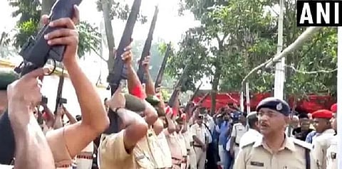 முன்னாள் முதல்வரின் இறுதிச் சடங்கு : போலீசார் துப்பாக்கிகள் வெடிக்காததால் அதிர்ச்சி