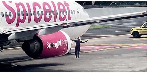 ’ஃபிளைட்டை பக்கத்துல பார்க்கணும்’: ஏர்போர்ட்டுக்குள் விமானத்தை நோக்கி ஓடிய வாலிபர்!