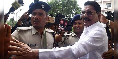 ஏ.கே.47 துப்பாக்கி சர்ச்சையில் சிக்கிய எம்.எல்.ஏ நீதிமன்றத்தில் சரண்